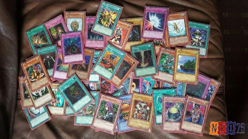 Mỗi người chơi cần có một bộ bài riêng khi chơi bài Yu-Gi-Oh