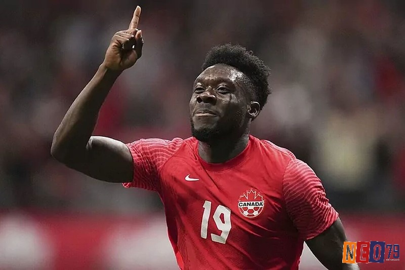 Alphonso Davies sinh năm 2000 là Hậu vệ cánh trái gốc Ghana xếp hạng 4 trong top cầu thủ có tốc độ nhanh nhất thế giới